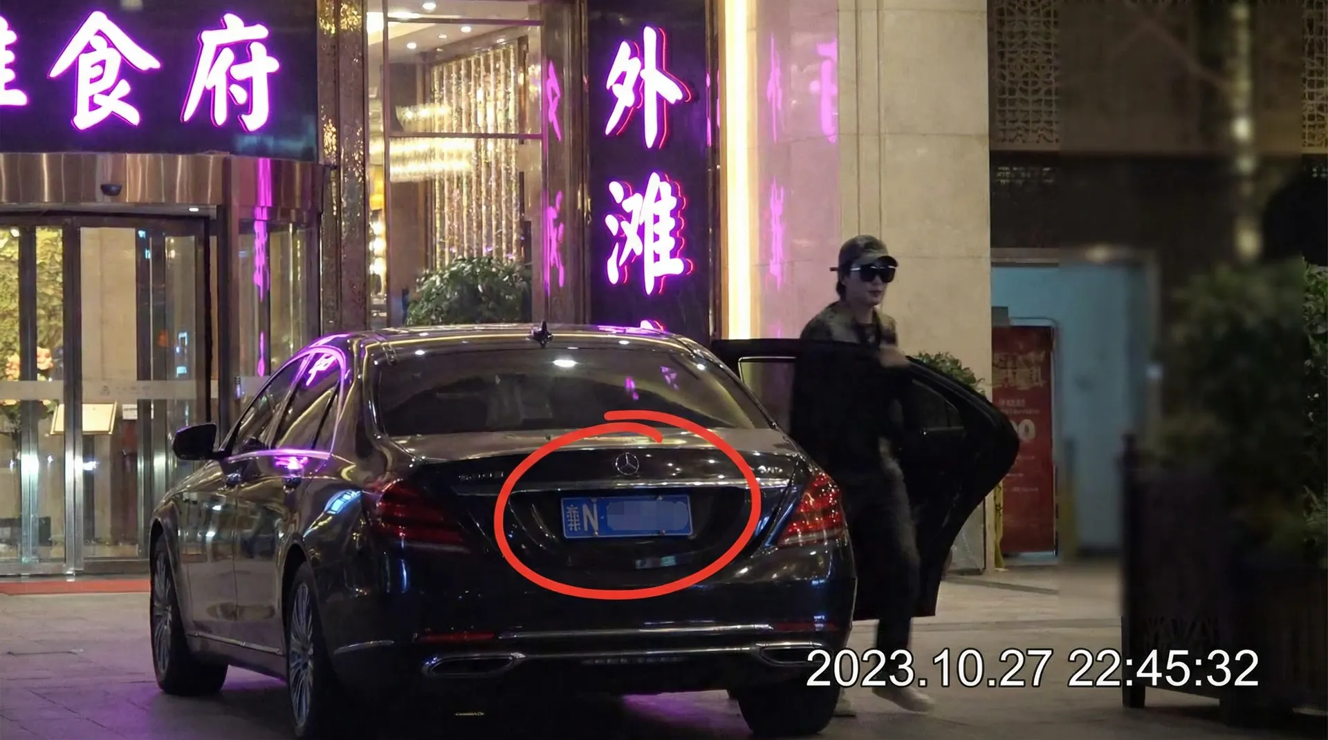 体育竟猜足球网址 - 豪车餐厅外被拍